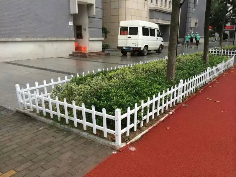 如何为您的楼梯选择合适的扶手？价格、样式与耐用性哪个更重要？